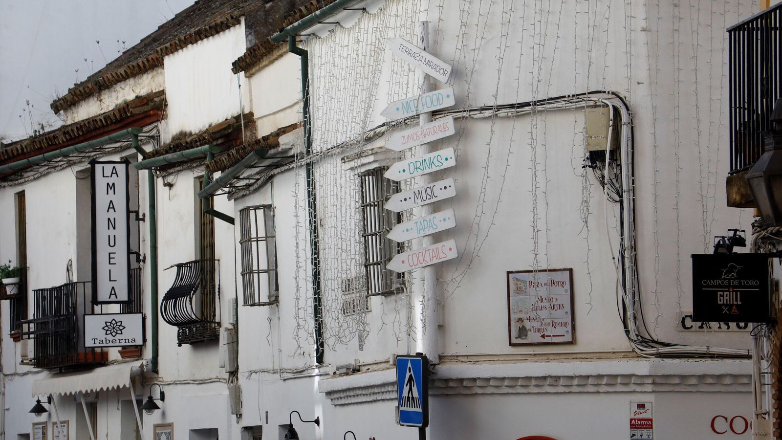 Cables y cartelería en el entorno de la Mezquita.