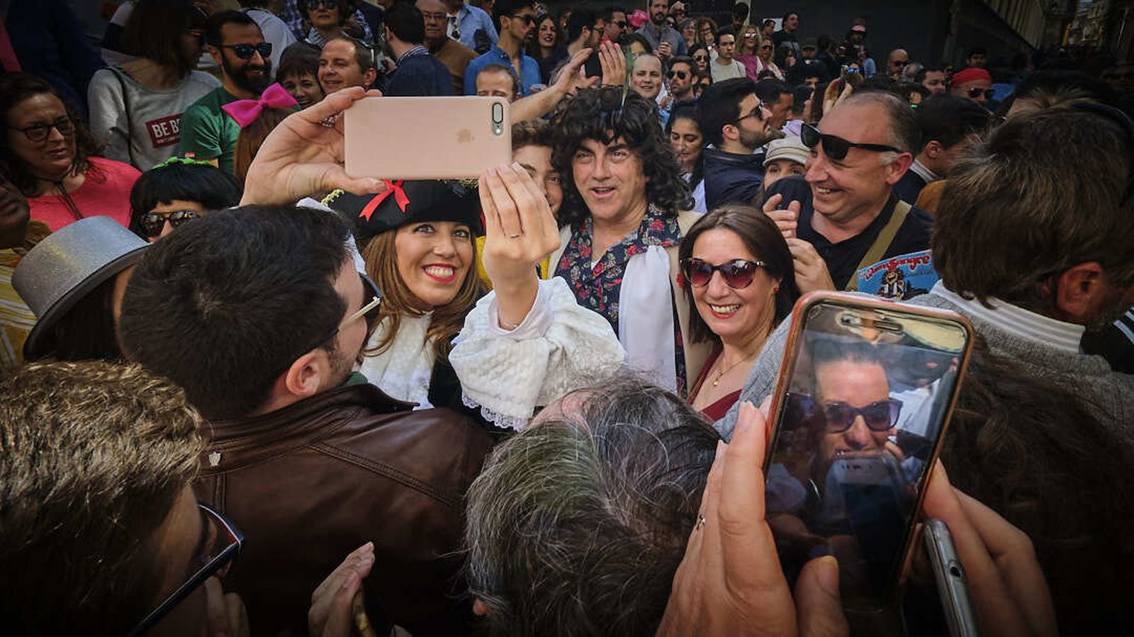 Aficionados intentando inmortalizar el momento junto a El Selu.