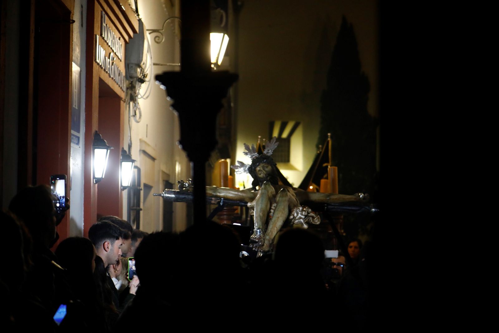 Las imágenes de la procesión del Vía Crucis de Córdoba este Lunes Santo