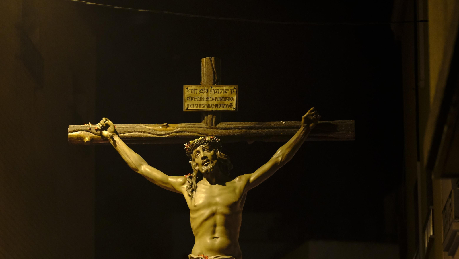 Las mejores imágenes de la Procesión del Perdón, en la noche del Martes Santo en Almería