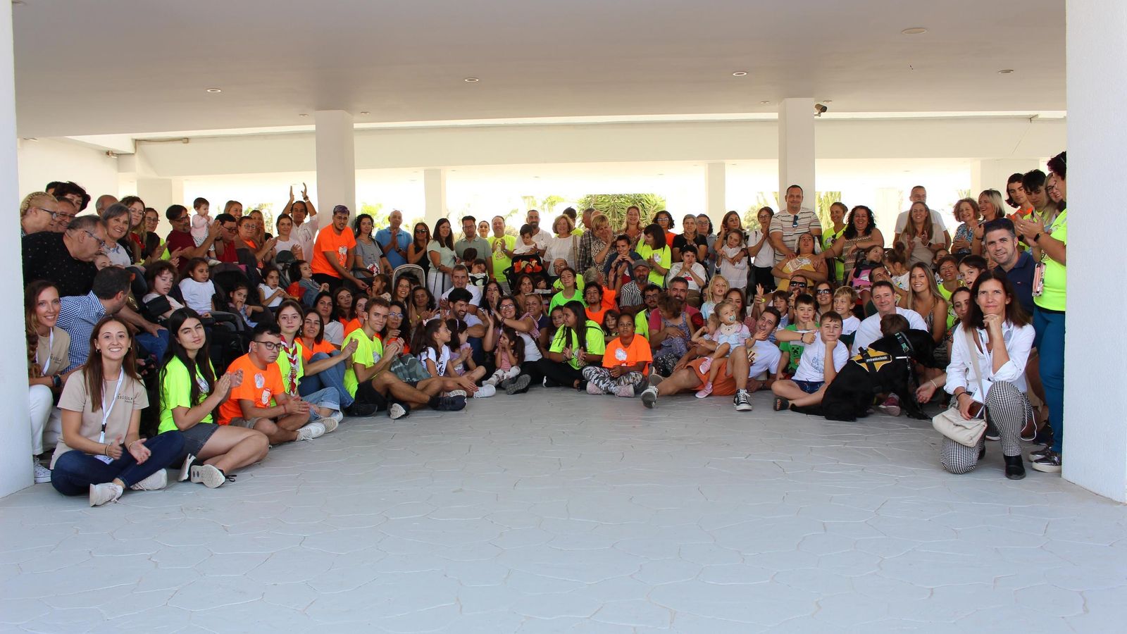Los asistentes a la reunión de familias juntos.