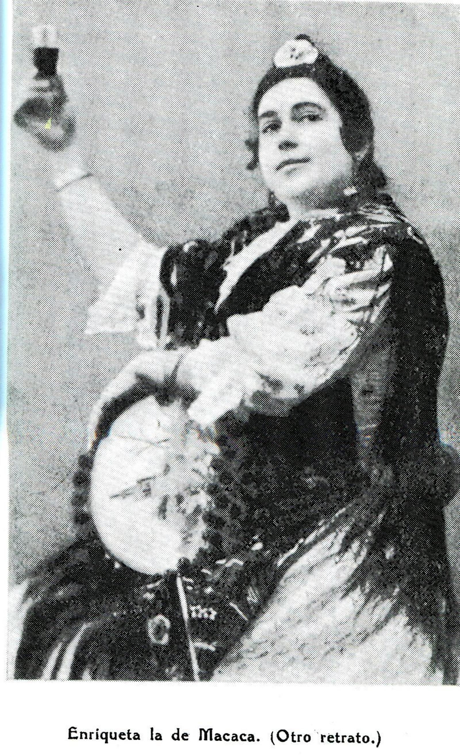 Enriqueta “la de Macaca” brindando con un ‘gorrión’ de vino.