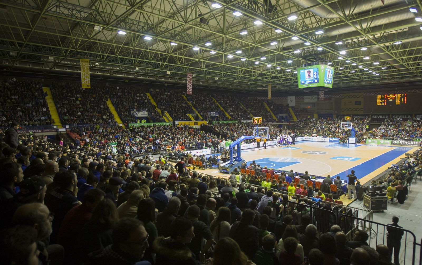 Panorámica del pabellón San Pablo, lleno hasta la bandera en el encuentro que el Betis Energía Plus disputó ante el Real Madrid.
