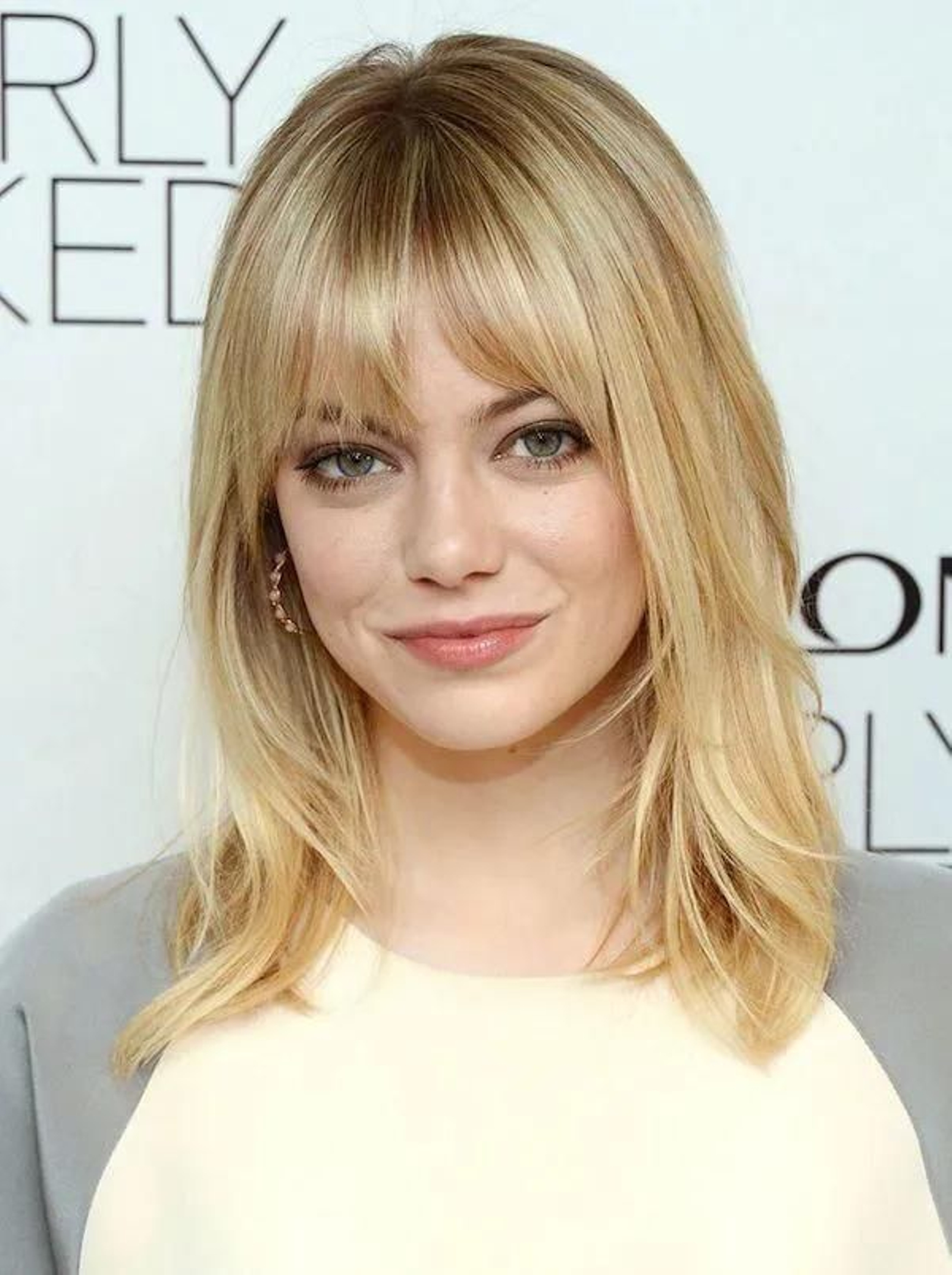 Corte de pelo con flequillo para conseguir volumen. Corte de pelo con flequillo para conseguir volumen.
