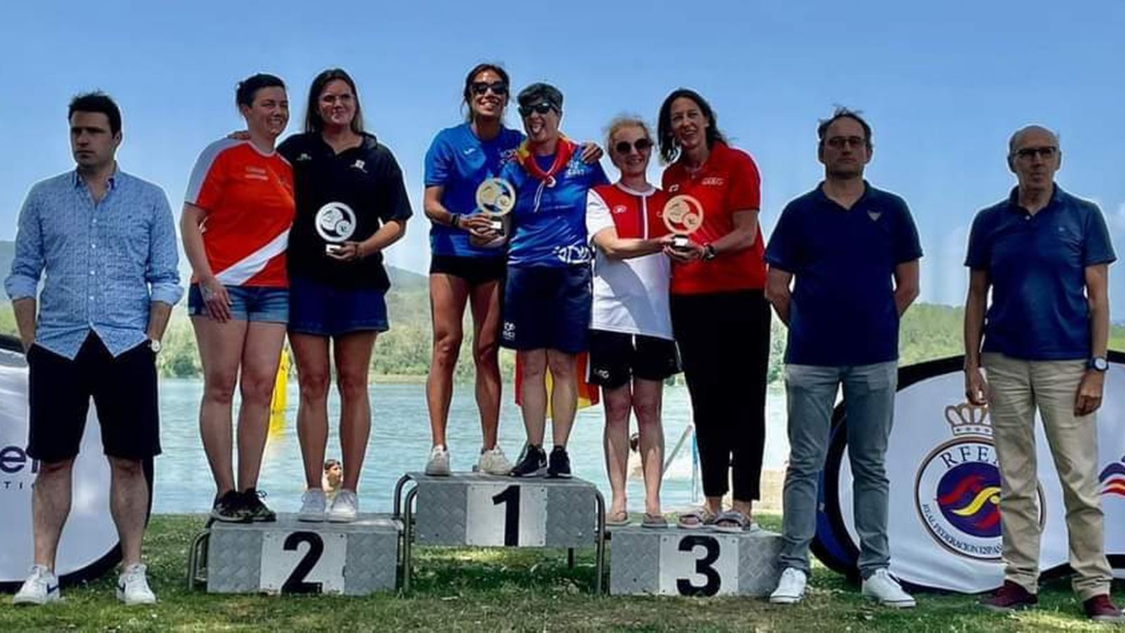El equipo femenino posa en el podio.