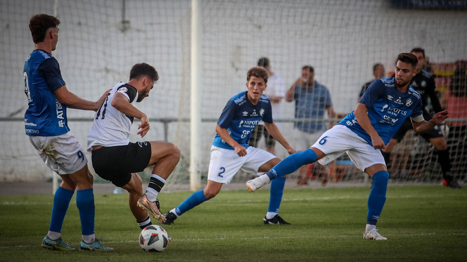 Álvaro Rosado, con el 2, fue titular ante Unionistas en el primer amistoso de la pretemporada. Álvaro Rosado, con el 2, fue titular ante Unionistas en el primer amistoso de la pretemporada.