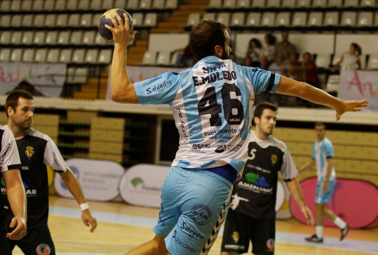 Moledo tirando a portería.