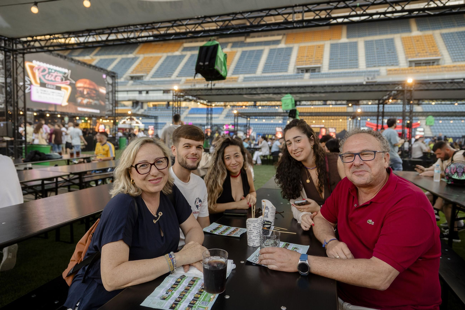 Búscate en las imágenes de la inauguración de The Champions Burger en el estadio Nuevo Mirandilla