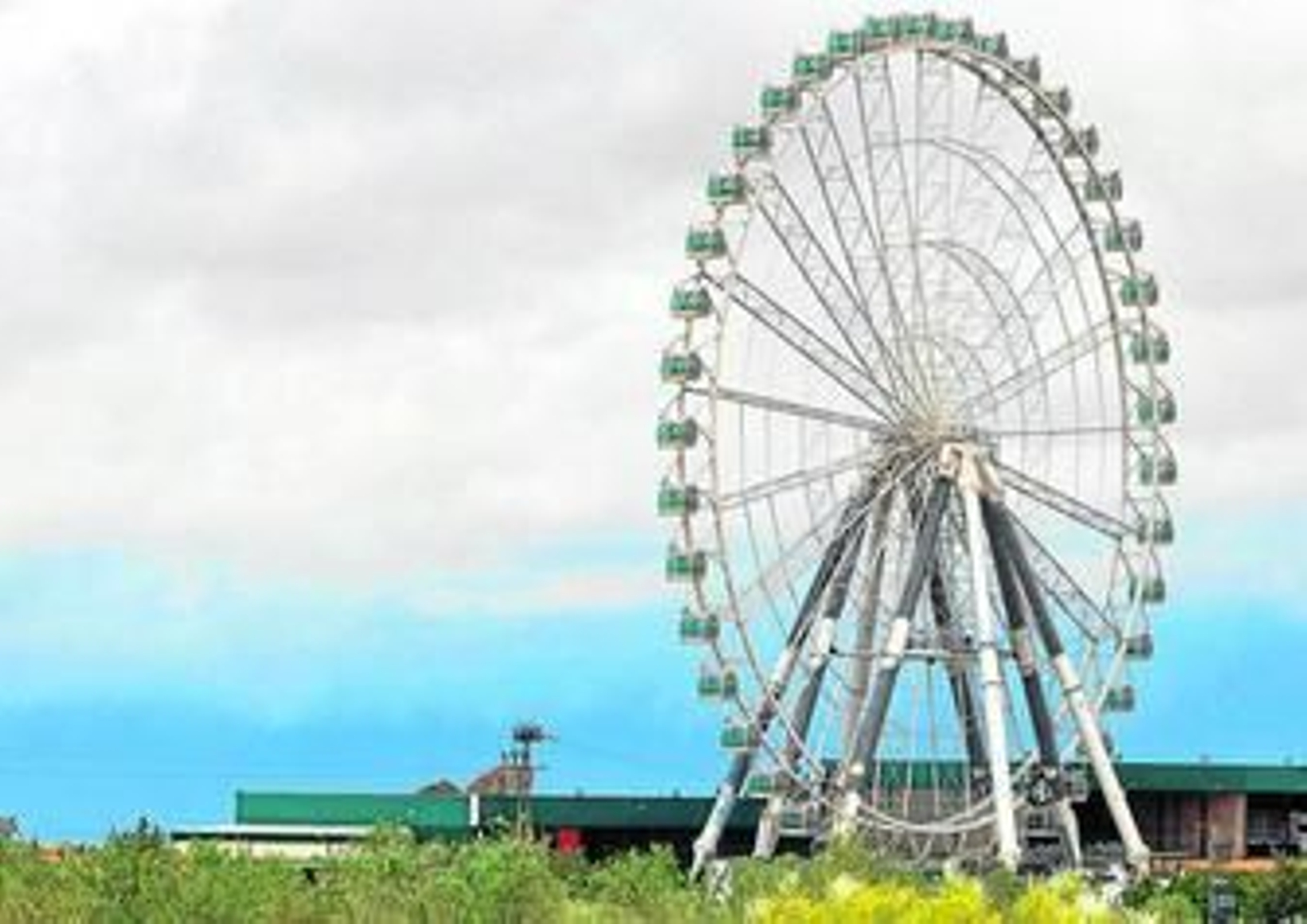Vista general de la noria junto a la carretera que une Torreblanca y Mairena del Alcor, enclave donde se ha construido y se prueba estos días.
