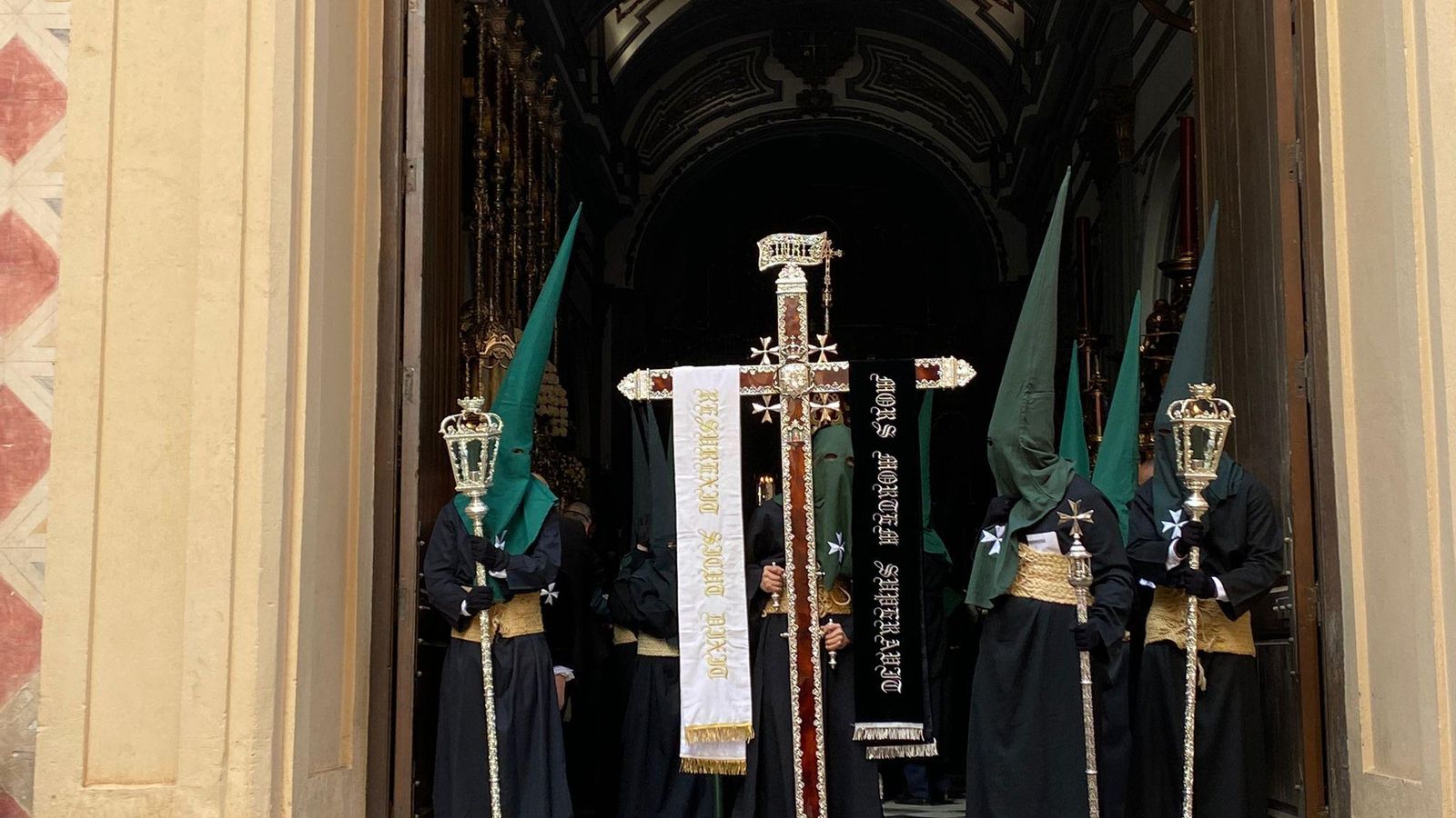 Nazarenos del Santísimo Cristo de la Vera+Cruz, a punto de salir.