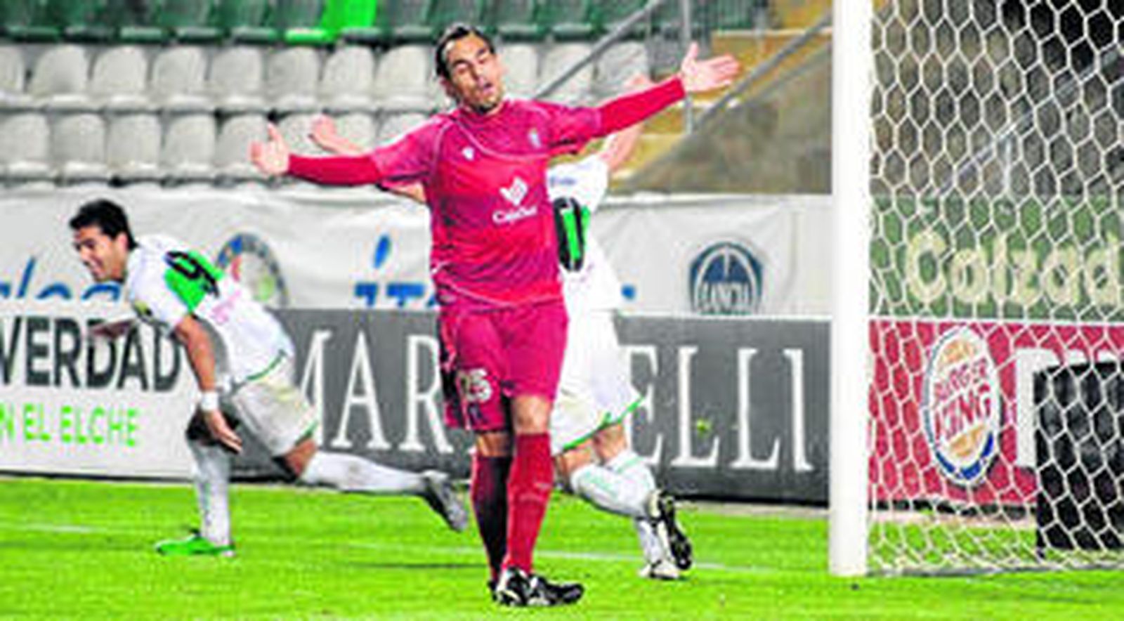Miguel Ángel Tena se lamenta tras encajar el primer gol, de Ángel, en la última visita al Martínez Valero.