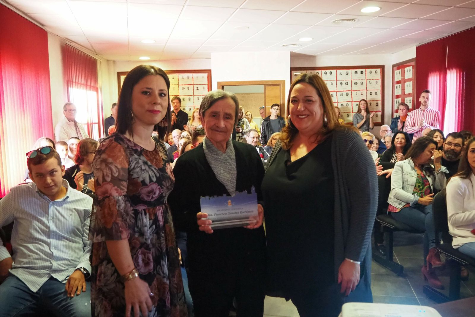 Francisca Sánchez, entre la alcaldesa, Encarnación Jiménez, y la diputada provincial Salud Navajas.