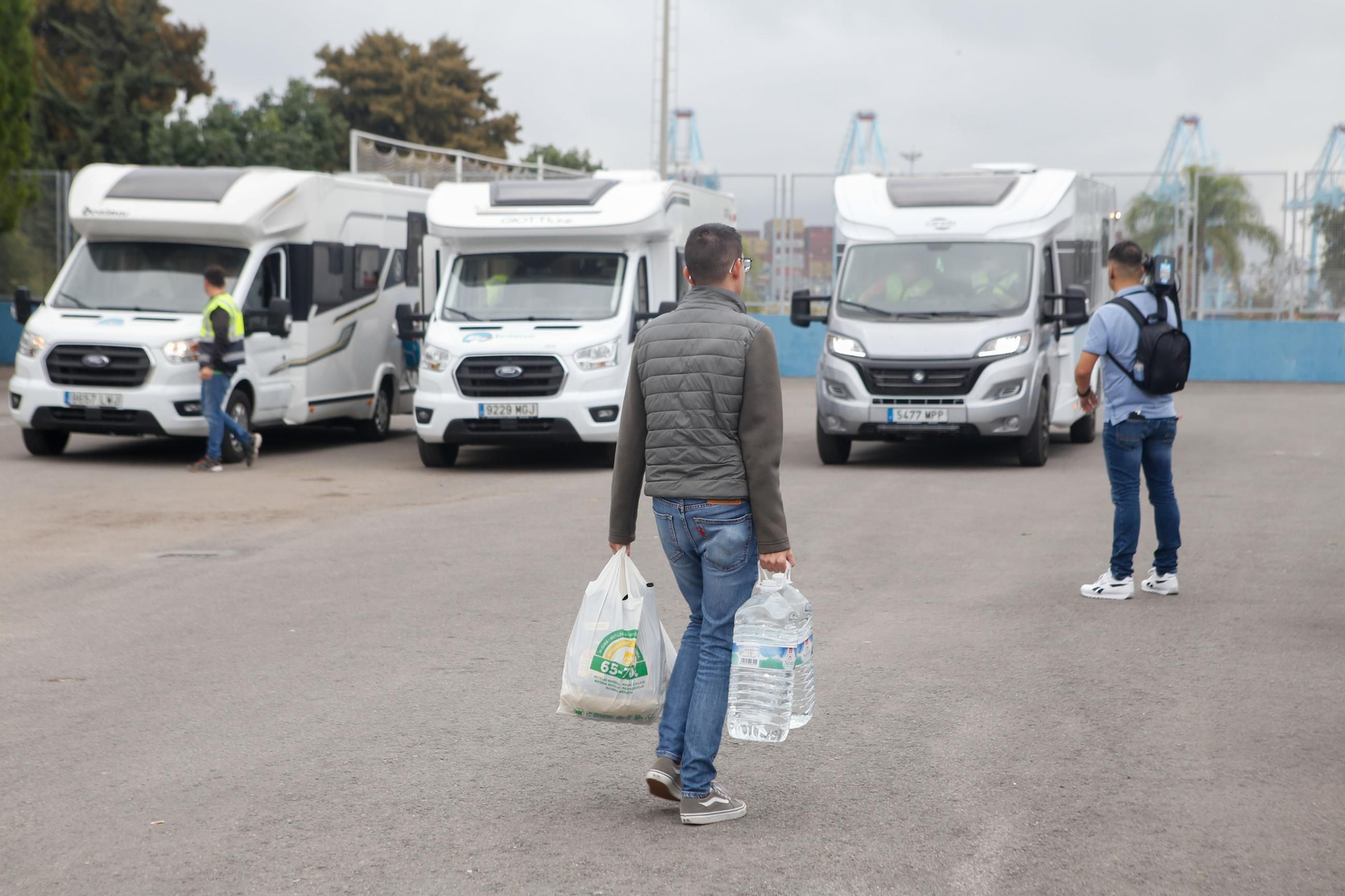 Fotos de la recogida de alimentos y enseres para ayudar a los afectados por la DANA en Valencia