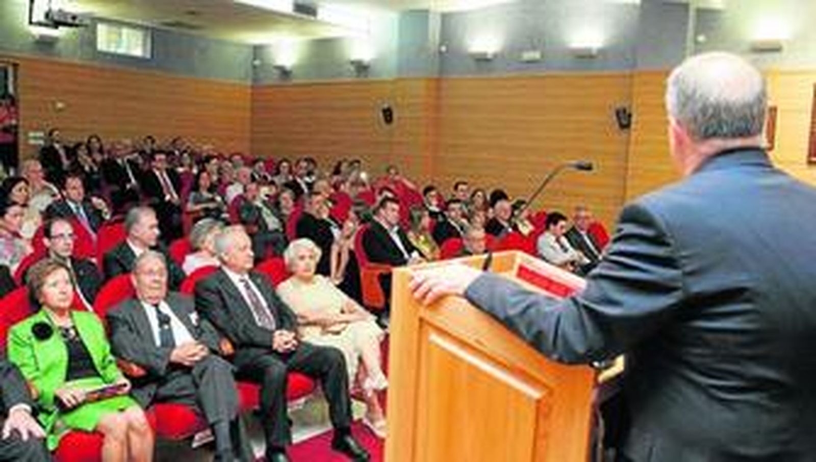 Médicos y autoridades presentes en la celebración atienden al discurso del presidente del colegio.