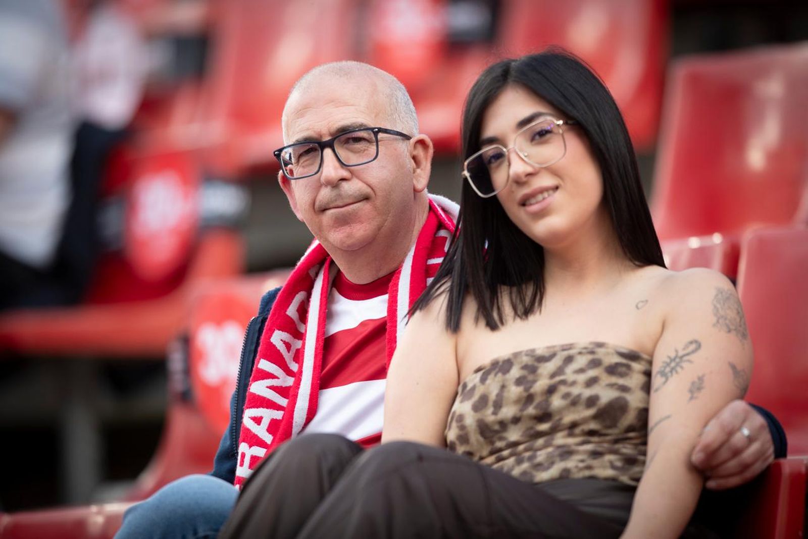 Encuéntrate en la grada del Estadio Nuevo Los Cármenes durante el Granada CF-Málaga CF