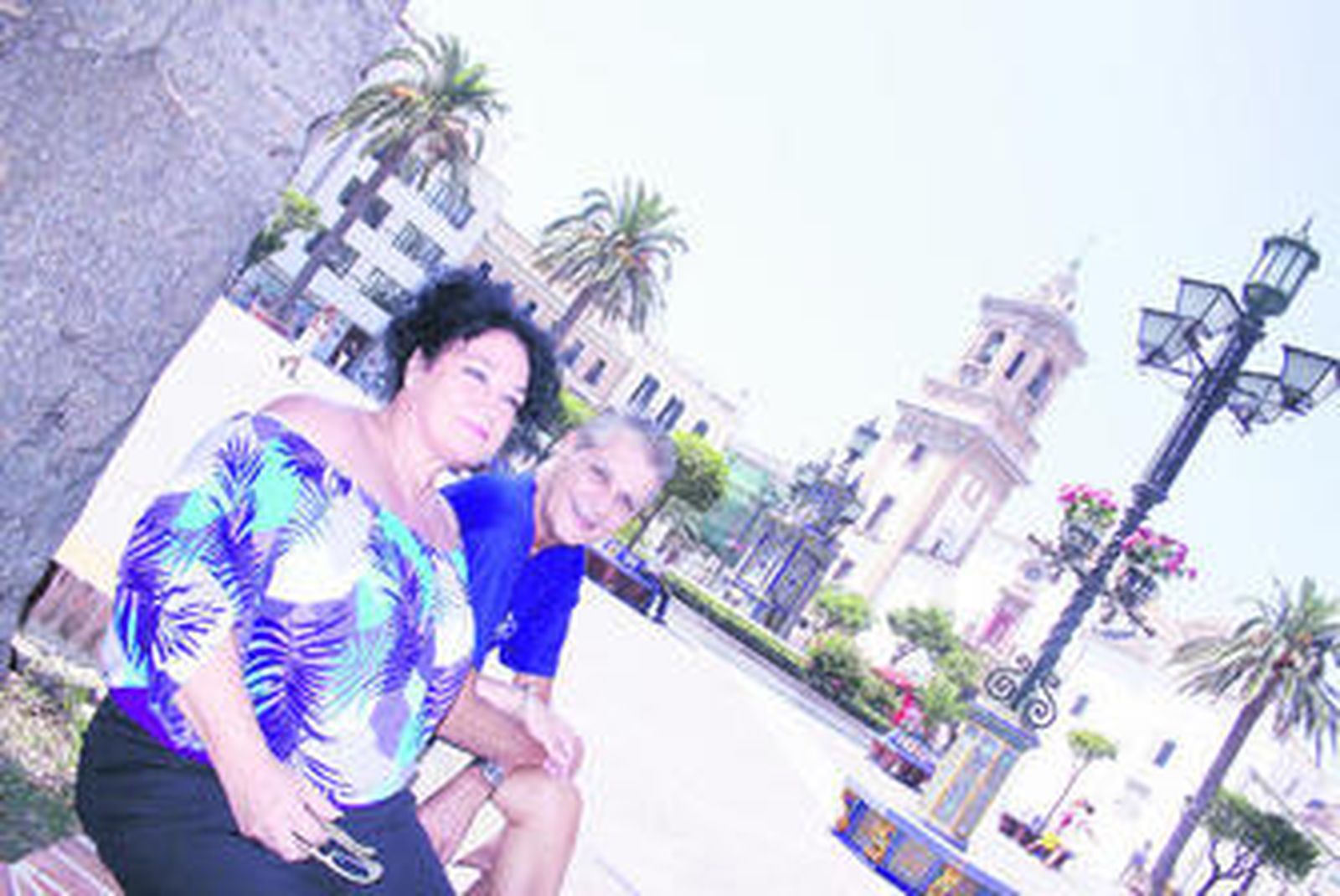 Felipe Campuzano y Pastora de Algeciras, ayer en la plaza Alta de Algeciras.