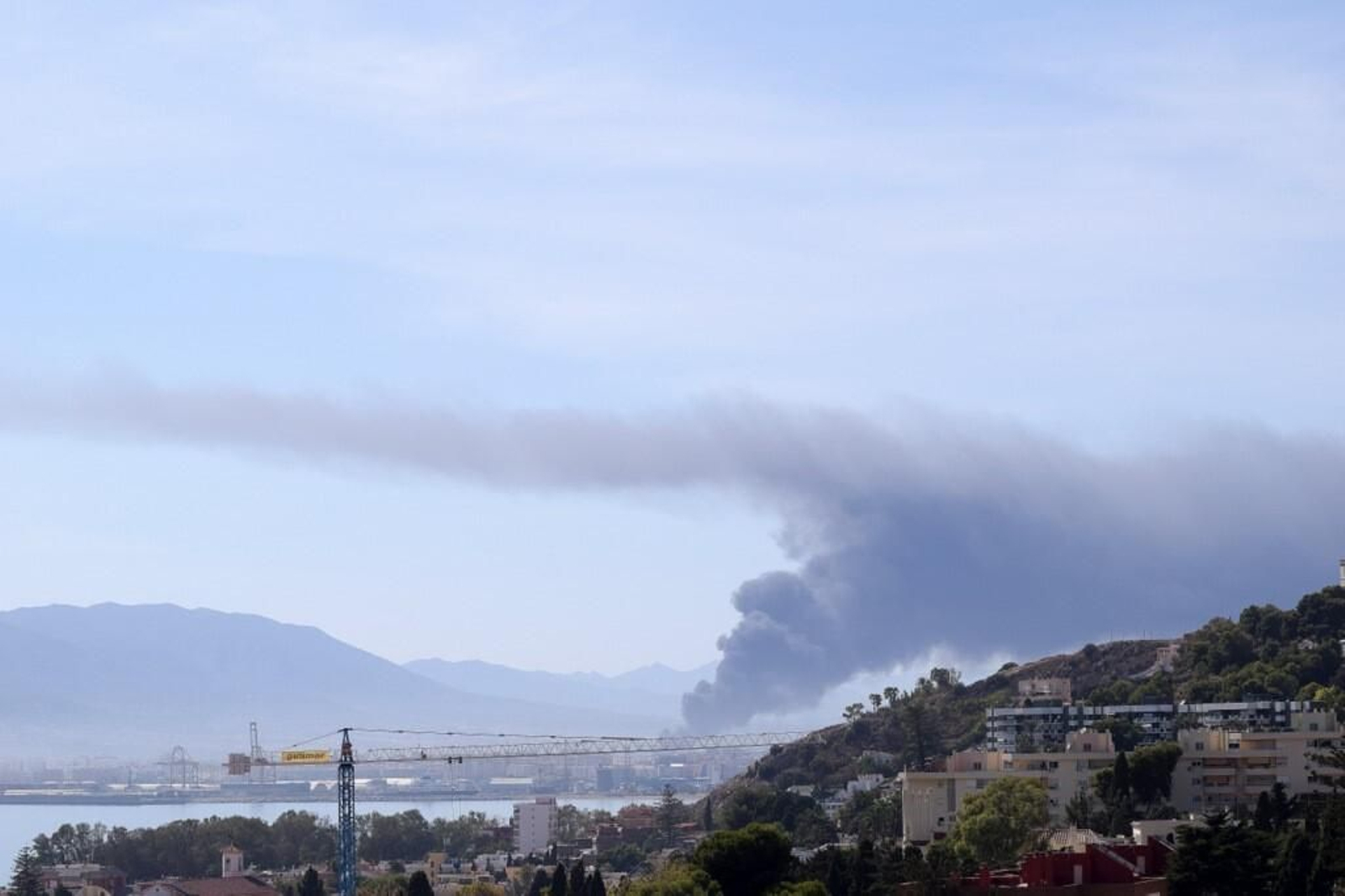 El incendio en el polígono Guadalhorce de Málaga, en fotos