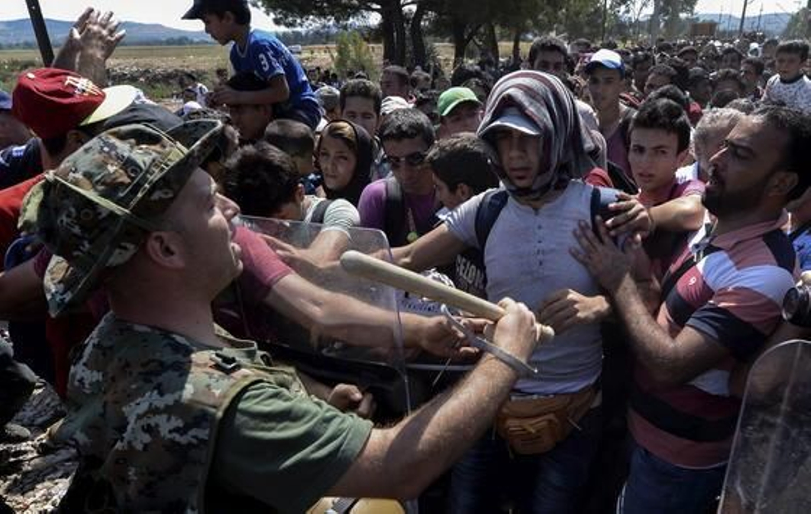 Miles de refugiados siguen entrando en Macedonia, aunque hay calma en la frontera