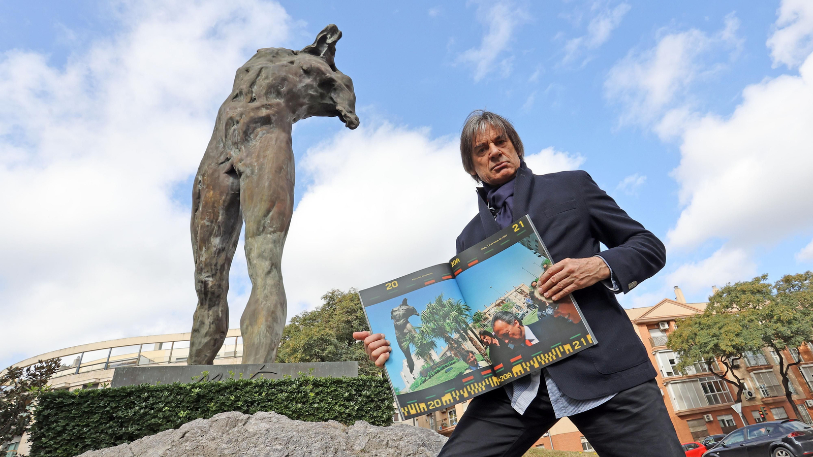 El escultor Víctor Ochoa, junto al Minotauro.