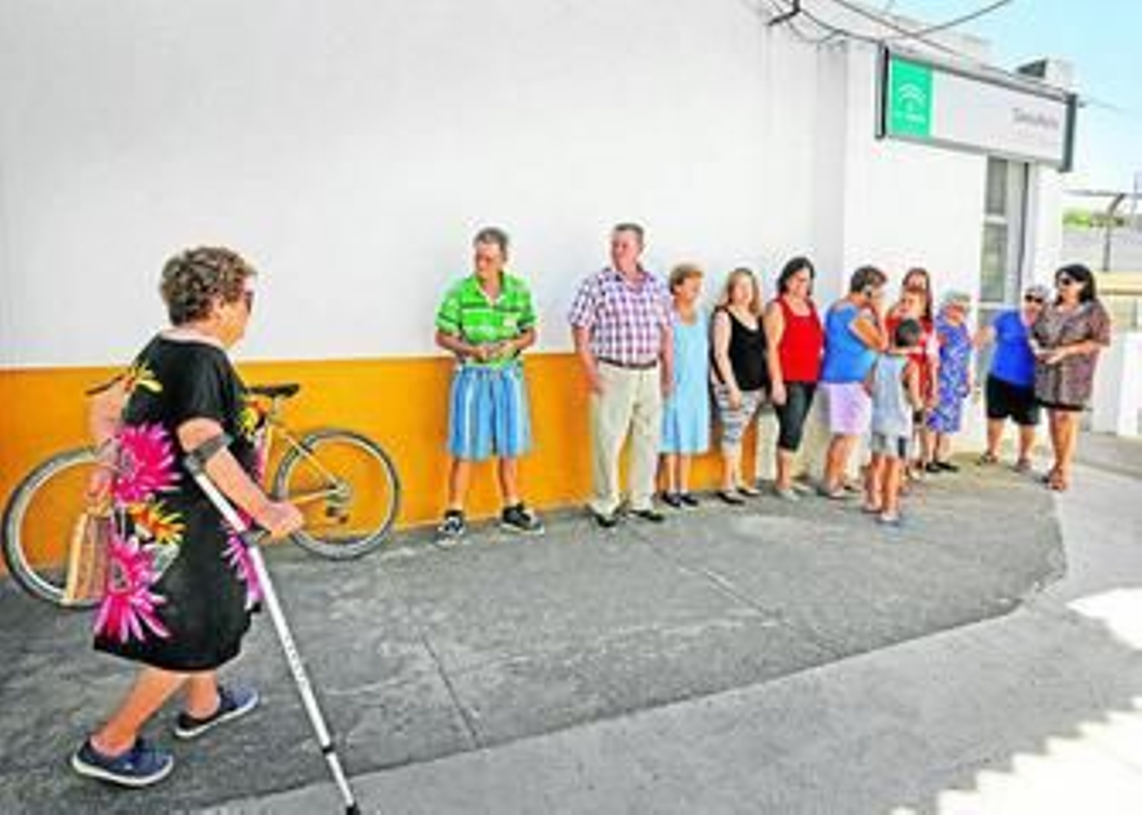 Un grupo de personas espera a ser atendidas en el consultorio de Torremelgarejo. Abajo, la sala de espera de la consulta.