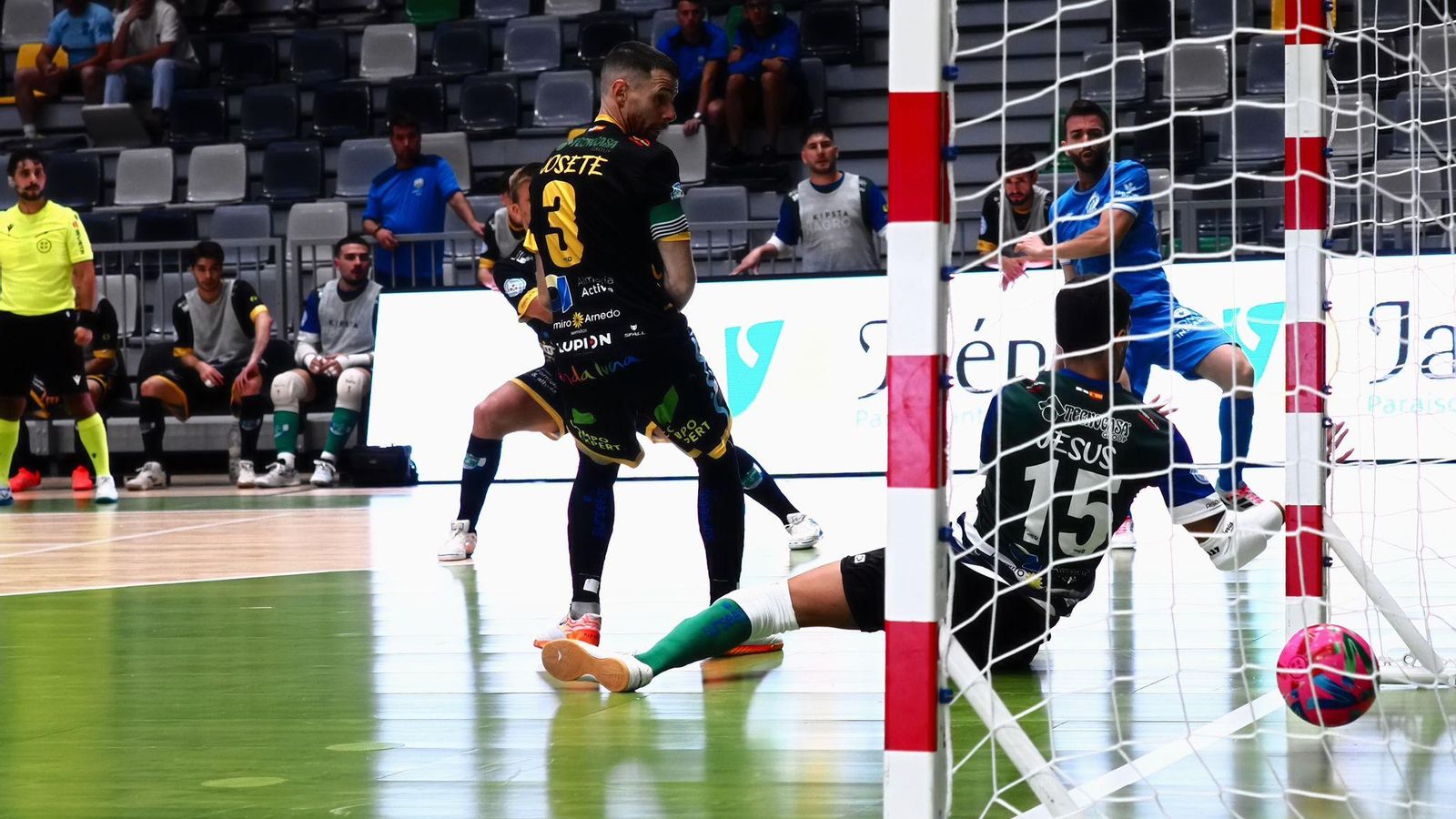 Segundo tanto de Ureña para recortar diferencias. d