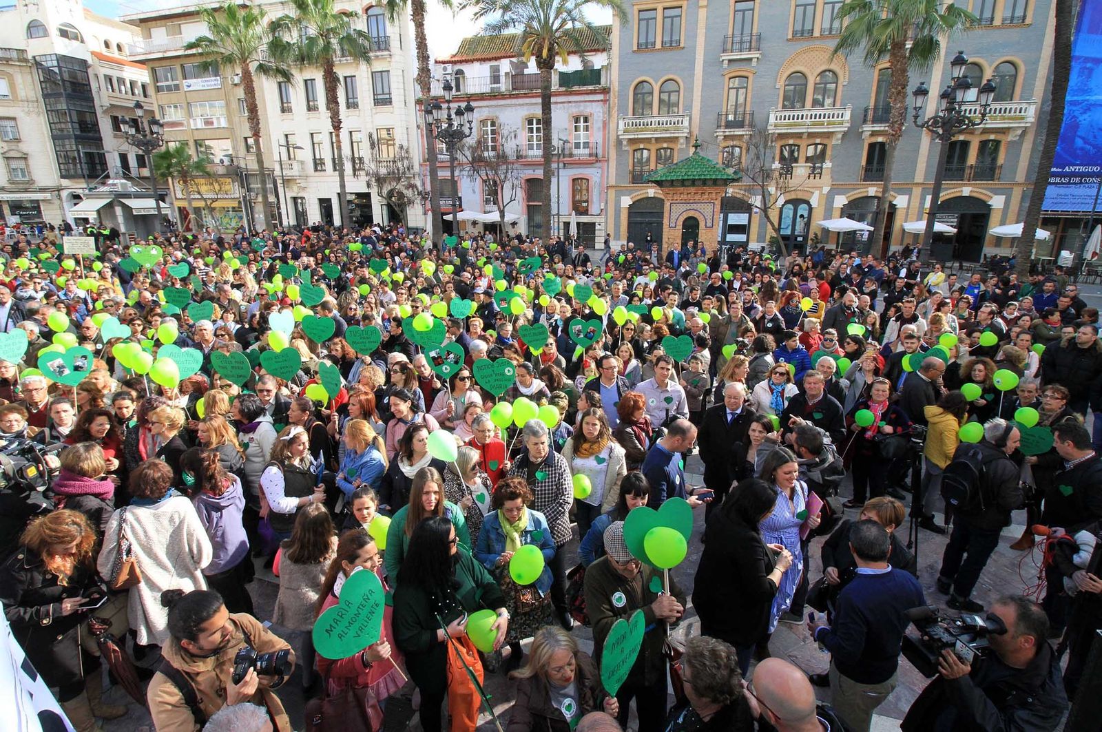 Imágenes de la concentración en la Plaza de las Monjas pidiendo justicia para las víctimas del doble crimen de Almonte