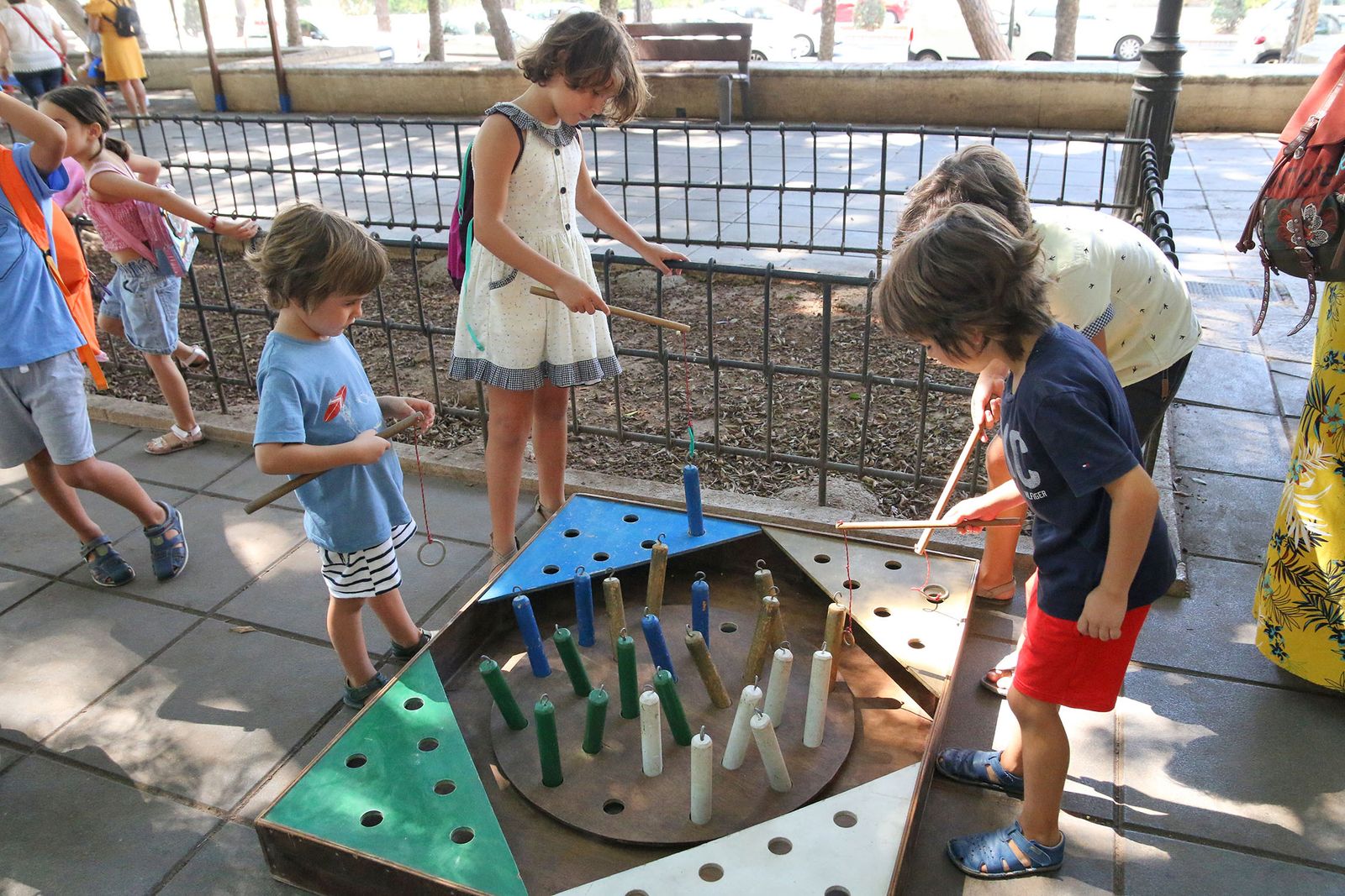 Los pequeños disfrutan descubriendo los juegos tradicionales en esta mañana de feria