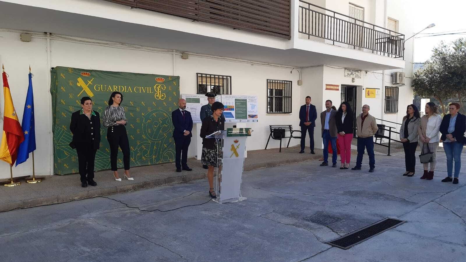 María Gámez durante su visita a las instalaciones del cuartel de Benaoján.