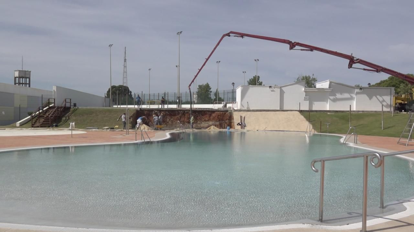 Trabajos que se están llevando a cabo en el parque acuático de Palos.