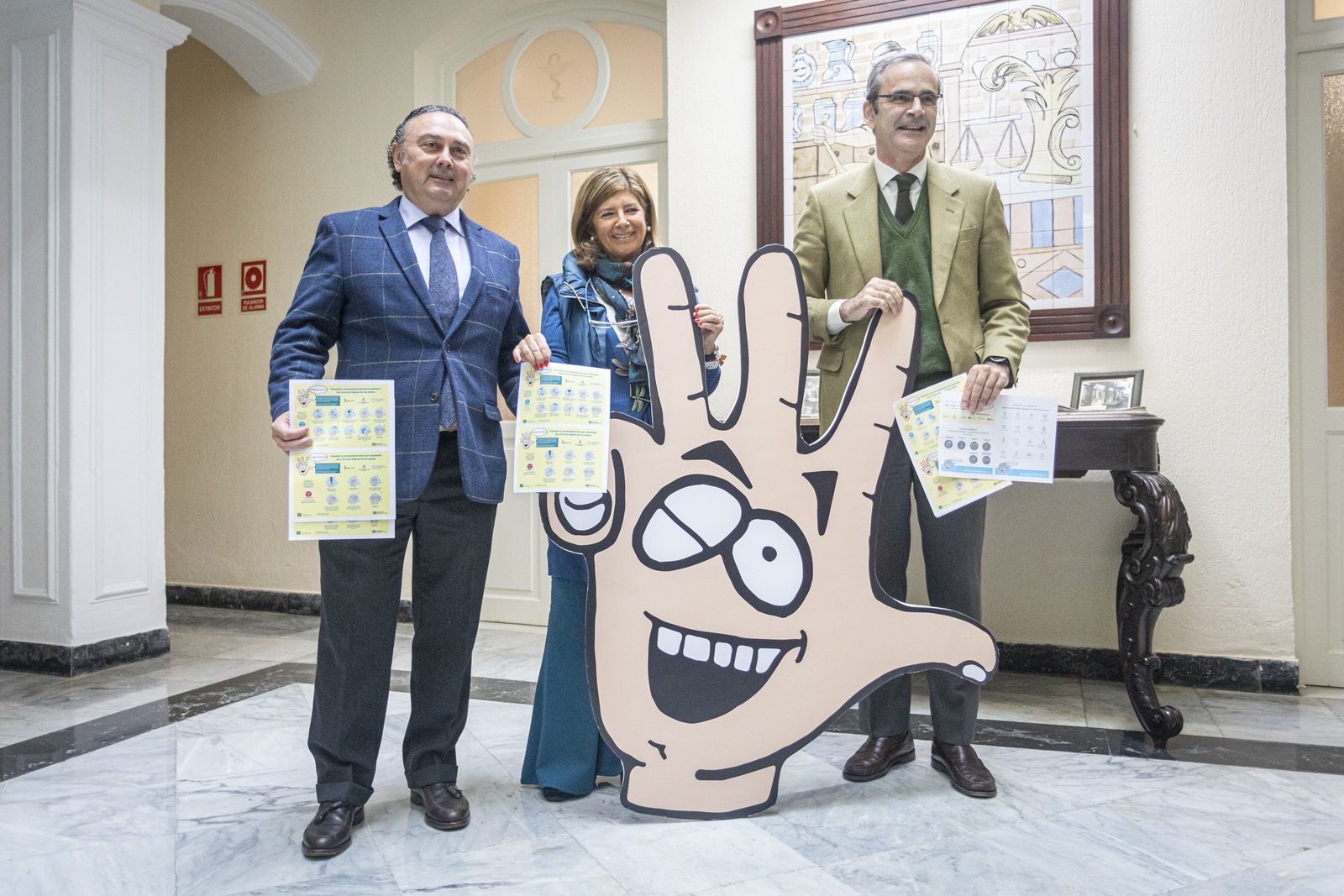 De izquierda a derecha, Ángel Carrero, Isabel Paredes, y Ernesto Cervilla en la presentación de la campaña.