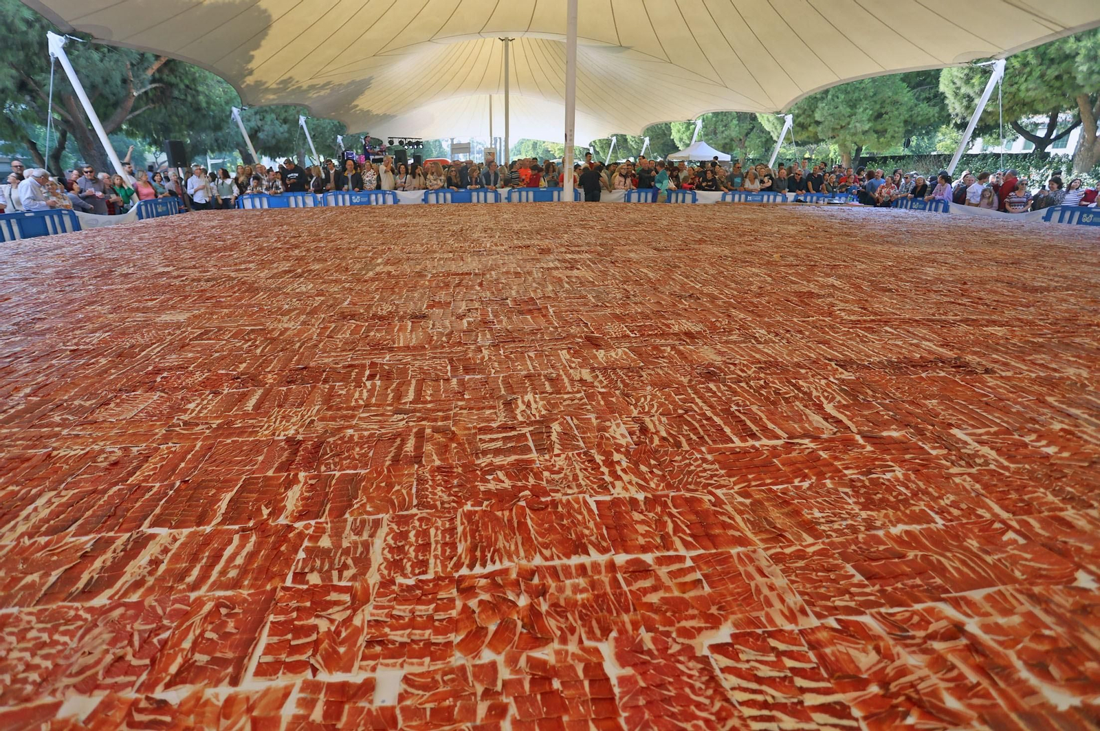 El plato de jamón más grande del mundo, cortado en Huelva