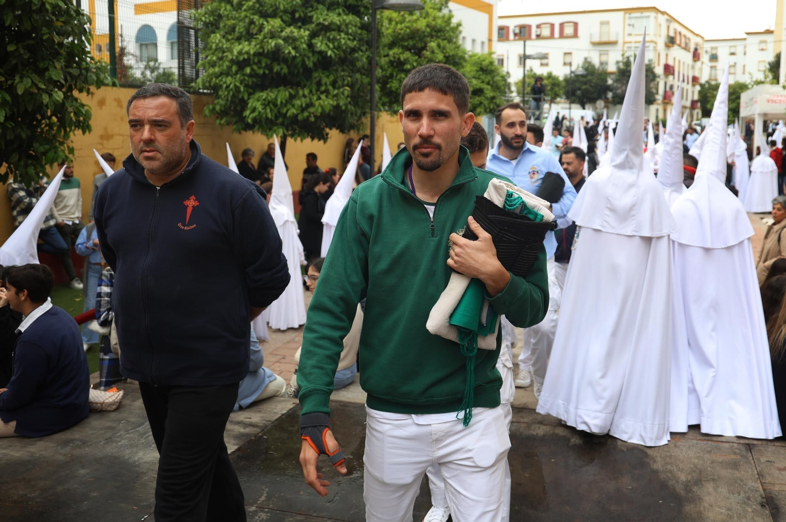 Las mejores imágenes del Lunes Santo en Huelva: Hermandad de las Tres Caídas