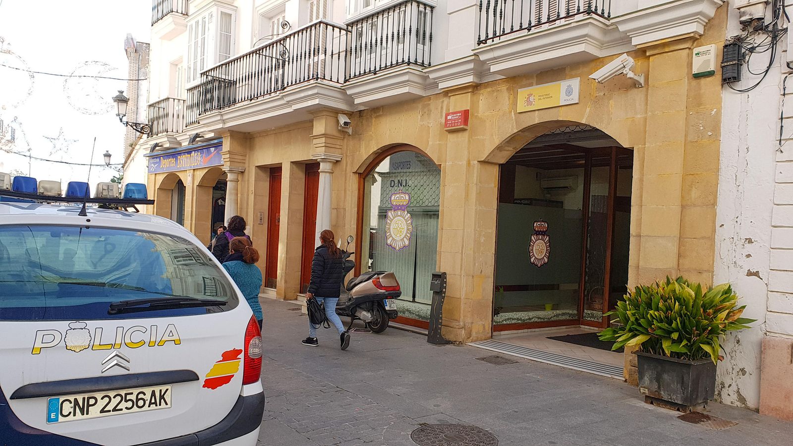 Imagen exterior de la oficina de la Policía Nacional en la calle La Fuente