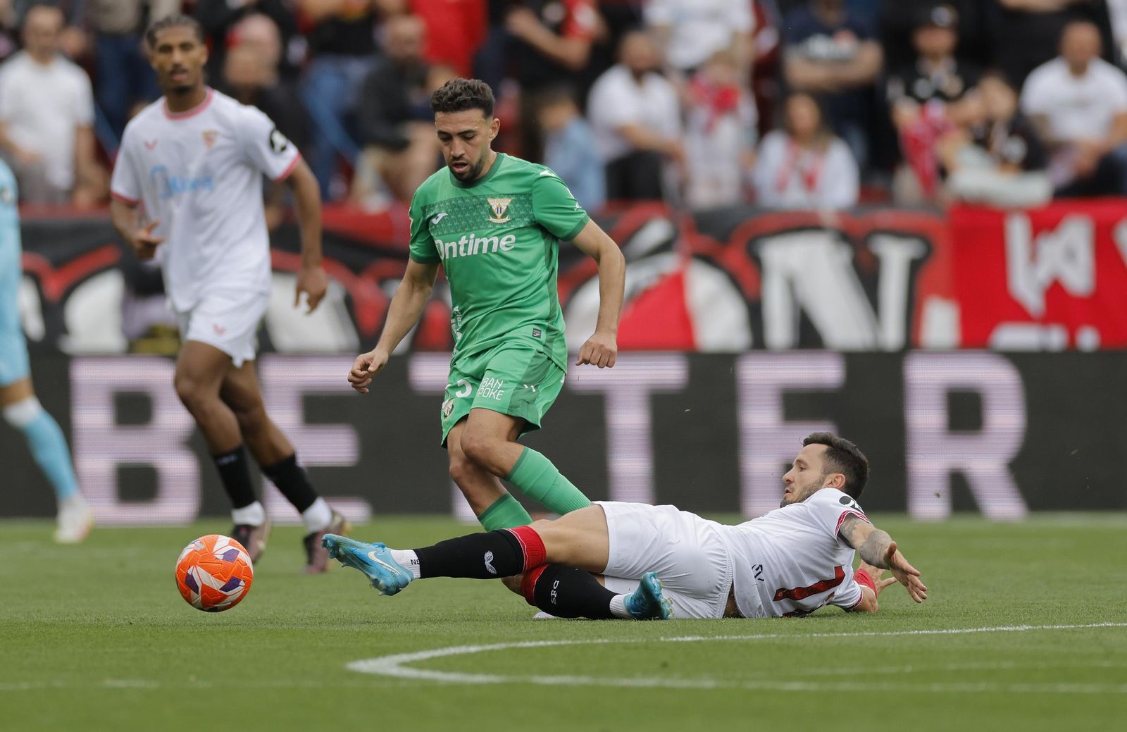 Saúl Ñíguez se tira al césped para tratar de robarle un balón a Munir.