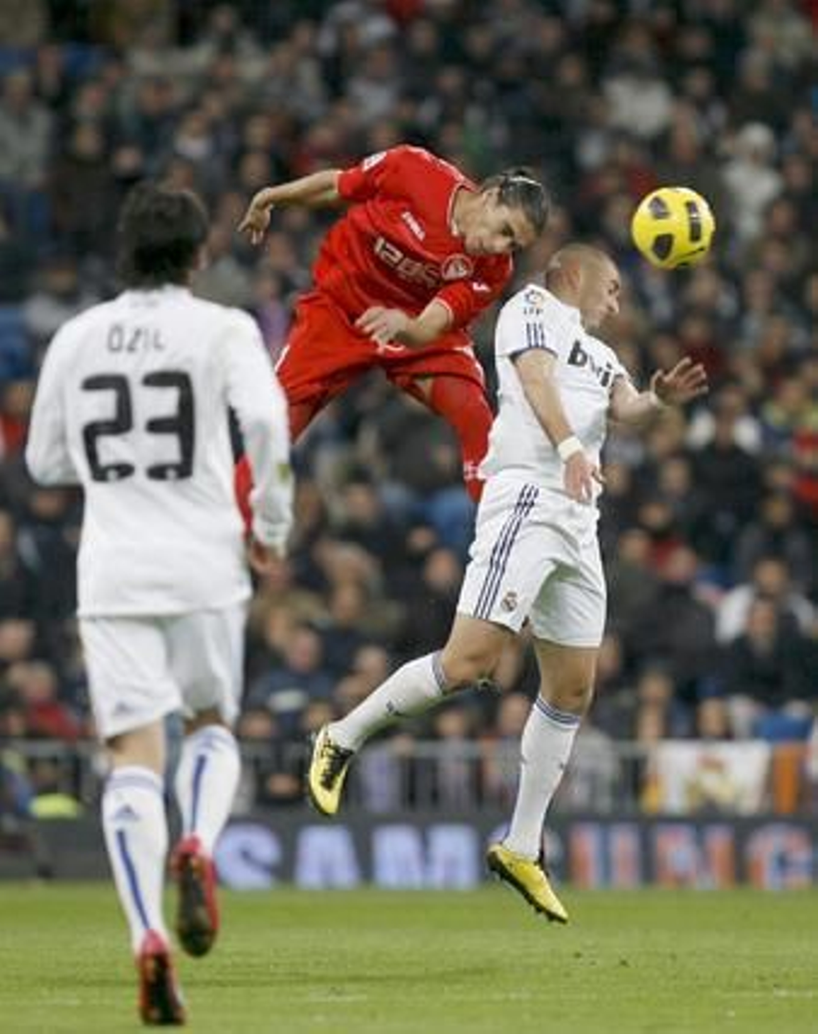 El Sevilla cae en el Bernabéu pese a jugar con un jugador más durante casi media hora. / EFE