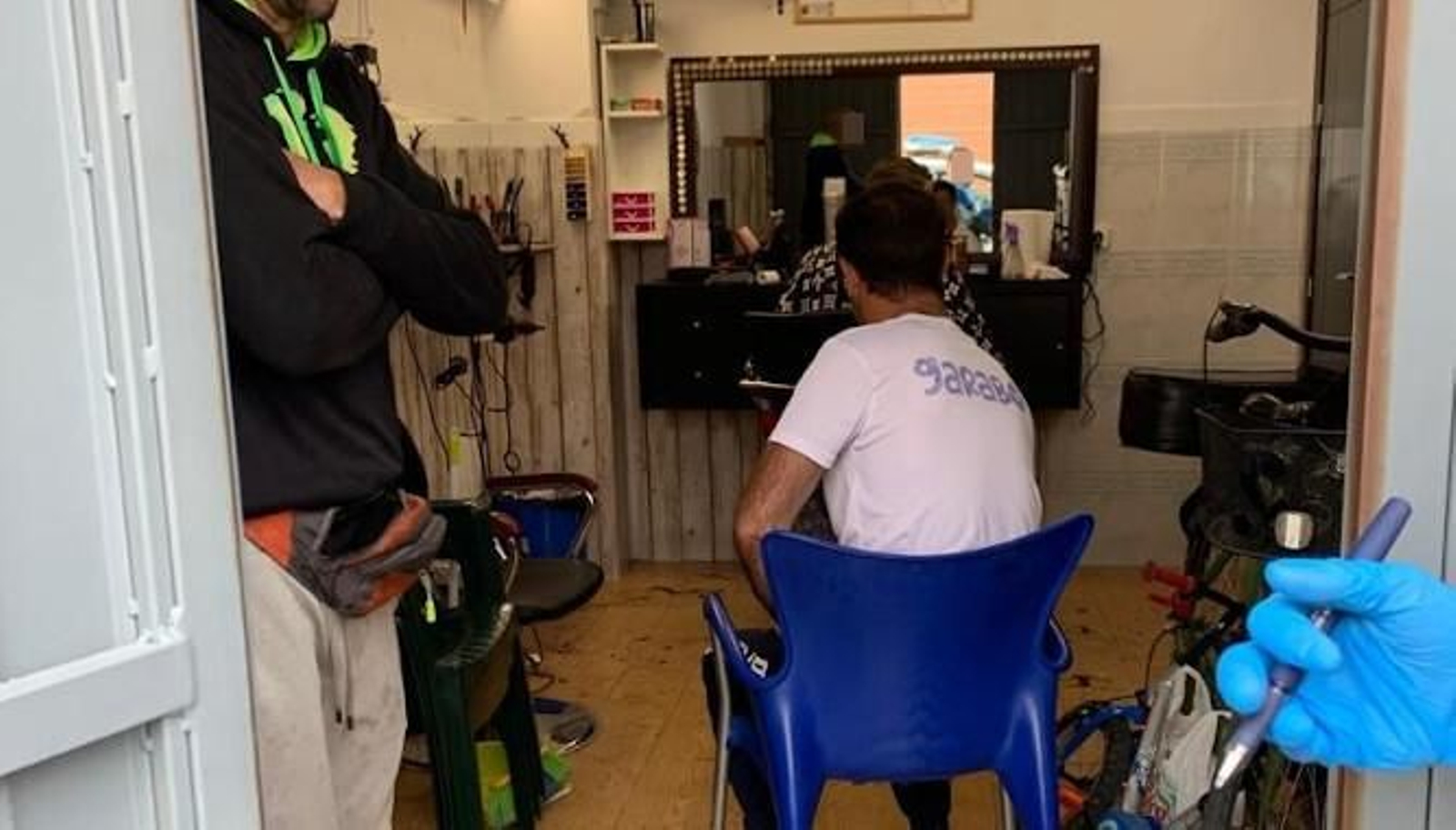 Interior de la peluquería clandestina de Puerto Serrano.