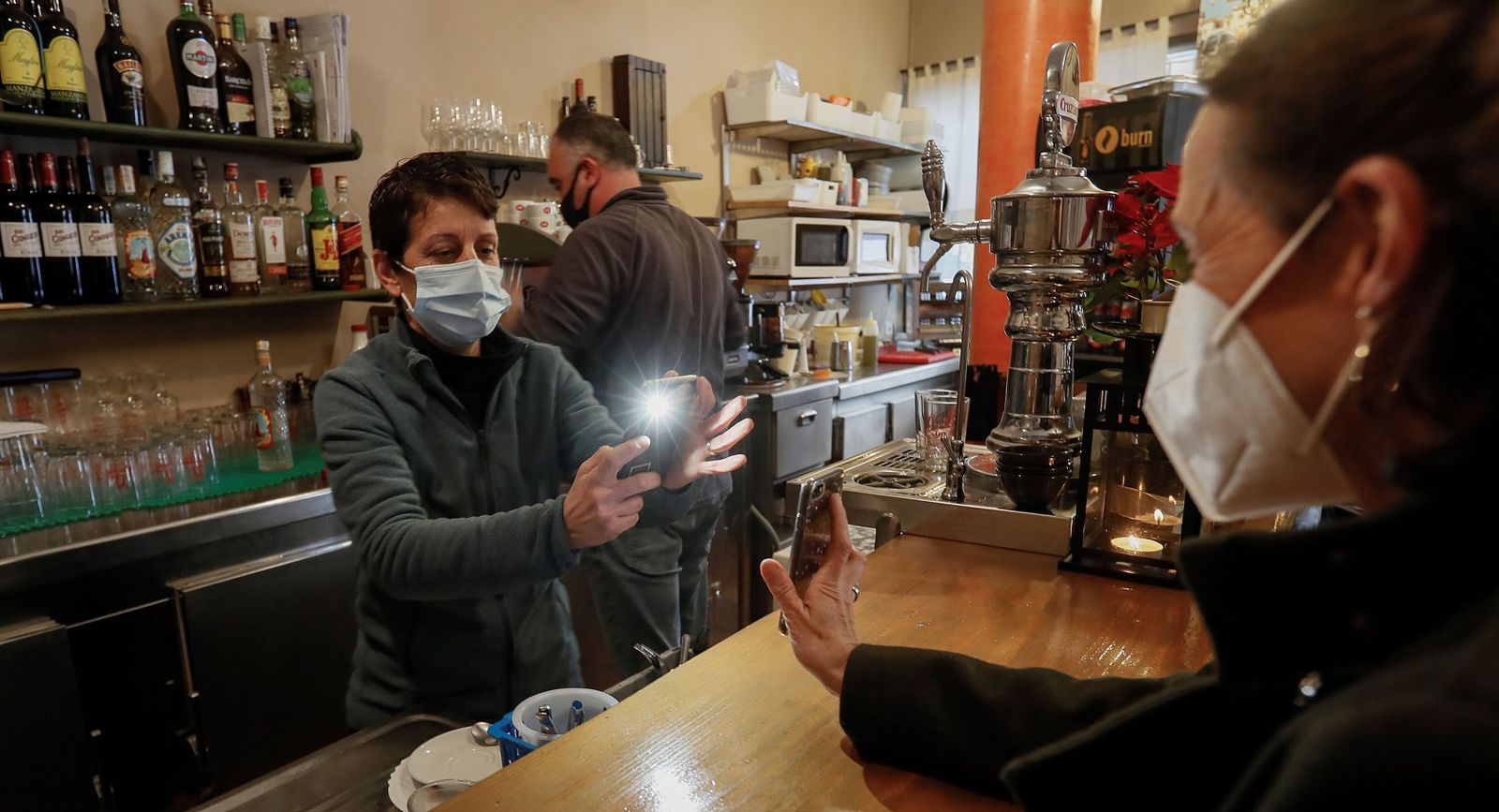 Una mujer muestra su certificado digital.