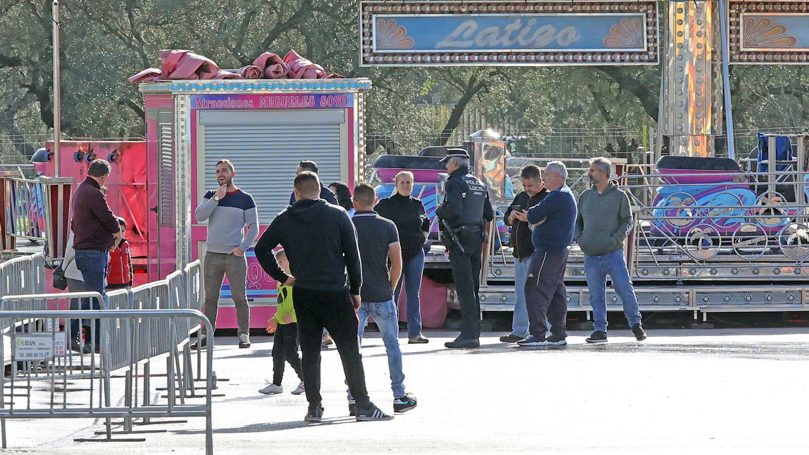 El parque de atracciones de Navidad junto a la Feria volvió a llenarse este sábado El parque de atracciones de Navidad junto a la Feria volvió a llenarse este sábado