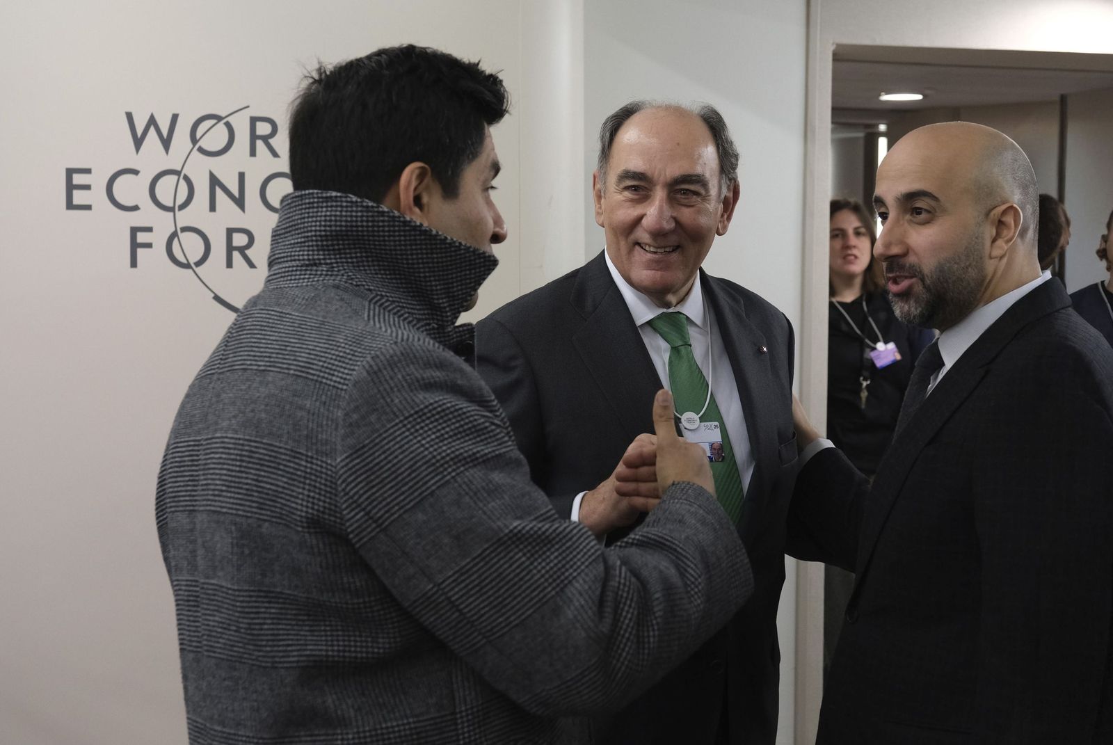 Ignacio Galán, presidente de Iberdrola, en el centro. A la izquierda, Varun Chandra, asesor comercial de Keir Starmer; a la derecha, Mohammed Saif Al-Sowaidi, CEO de QIA.
