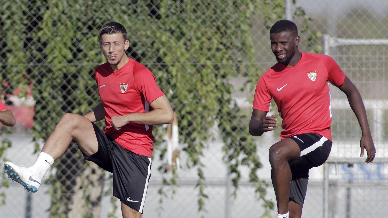 Lenglet, junto a Amadou.