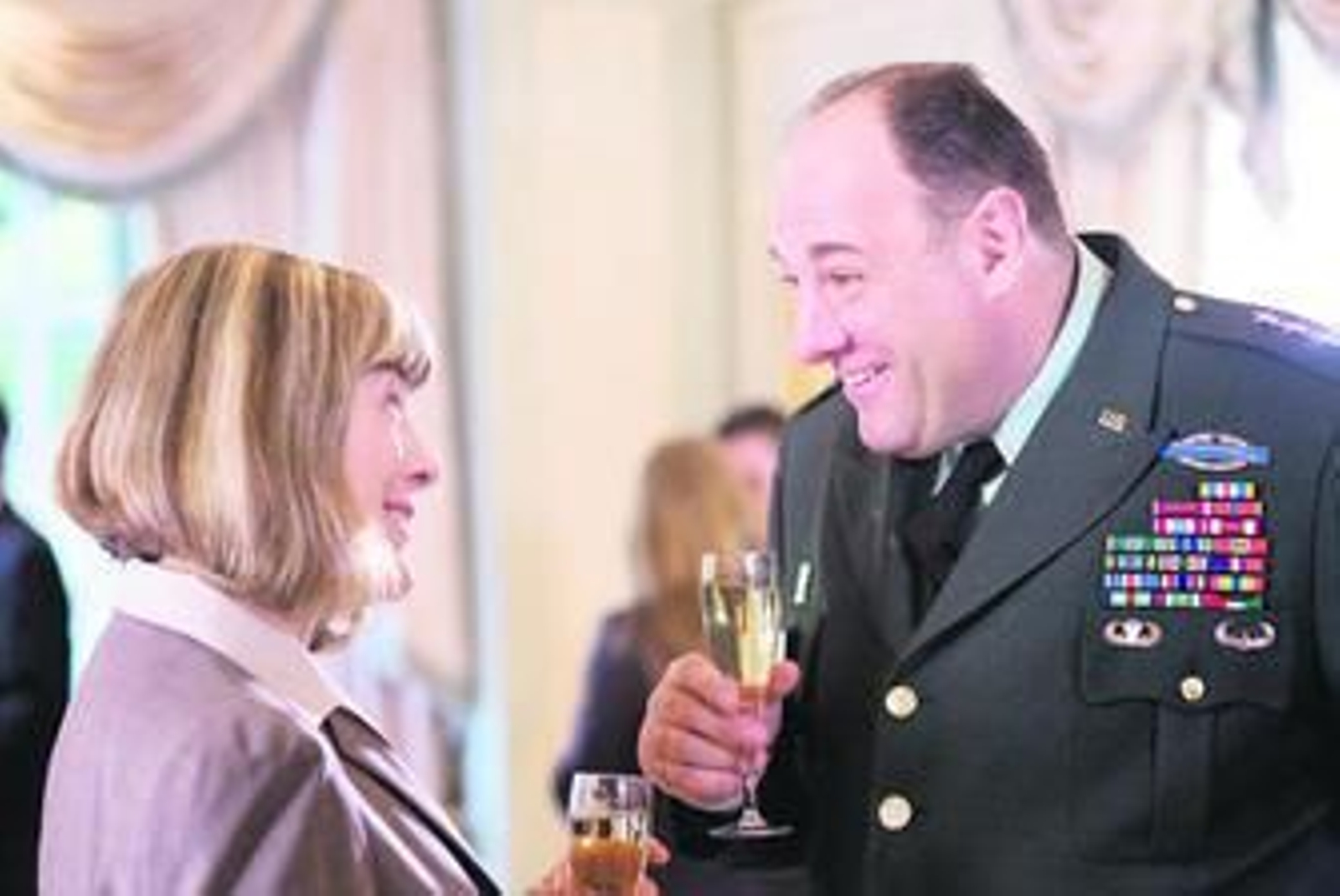 Mimi Kennedy y James Gandolfini, duelo de egos e intereses en la comedia satírica 'In the loop'.