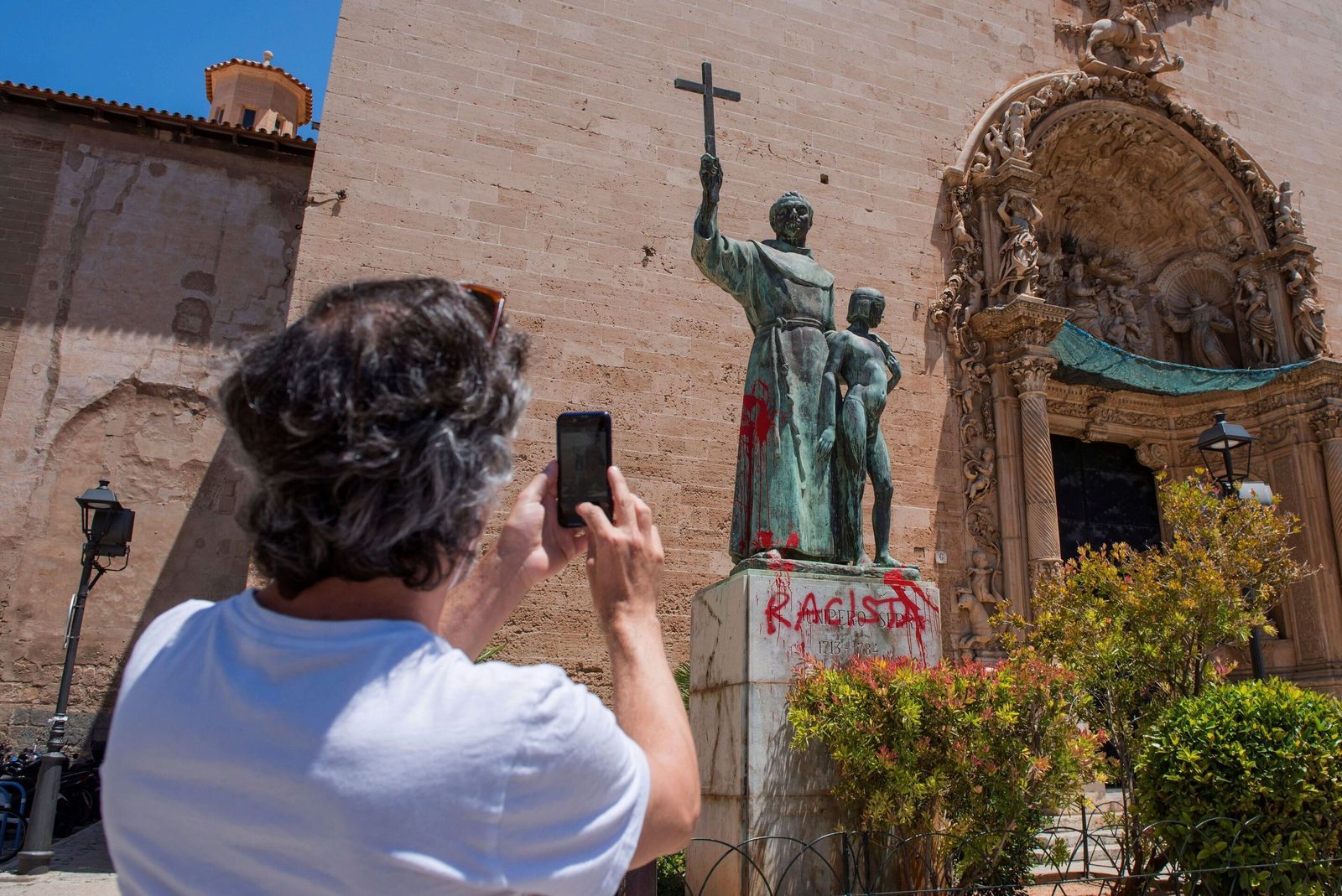 Una estatua de Fray Junípero vandalizada.