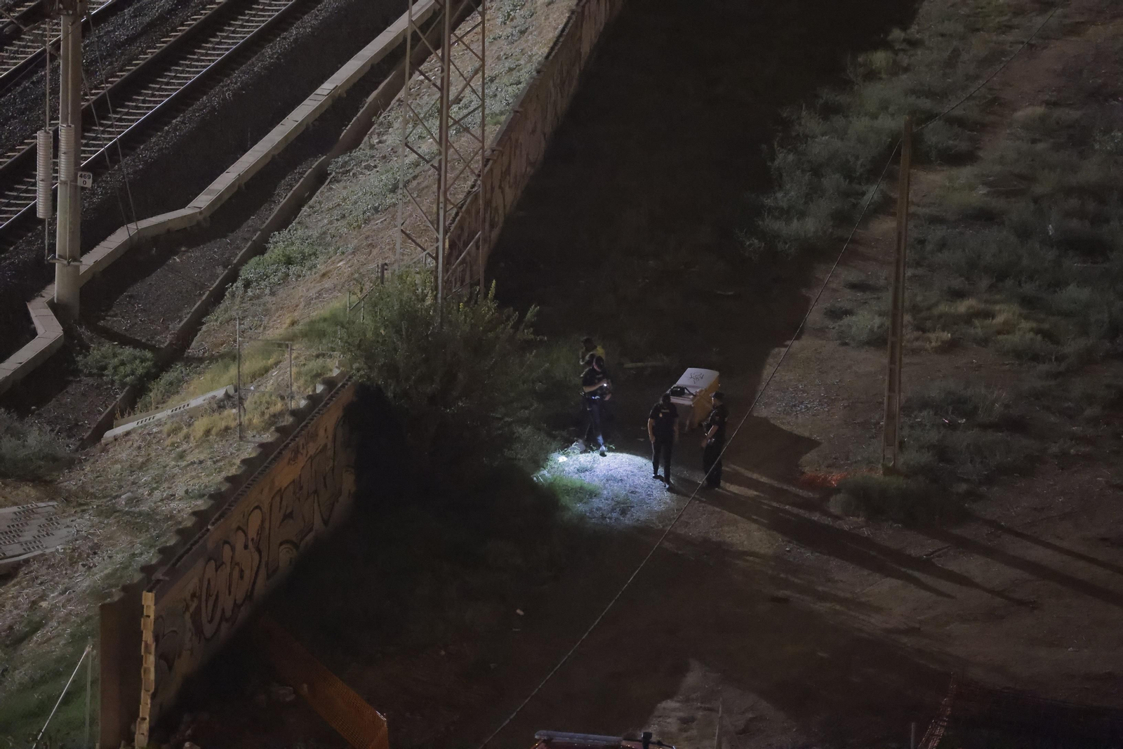 Las imágenes del dispositivo de búsqueda de la Policía y la UME para encontrar a Álvaro Prieto junto a las vías de Santa Justa