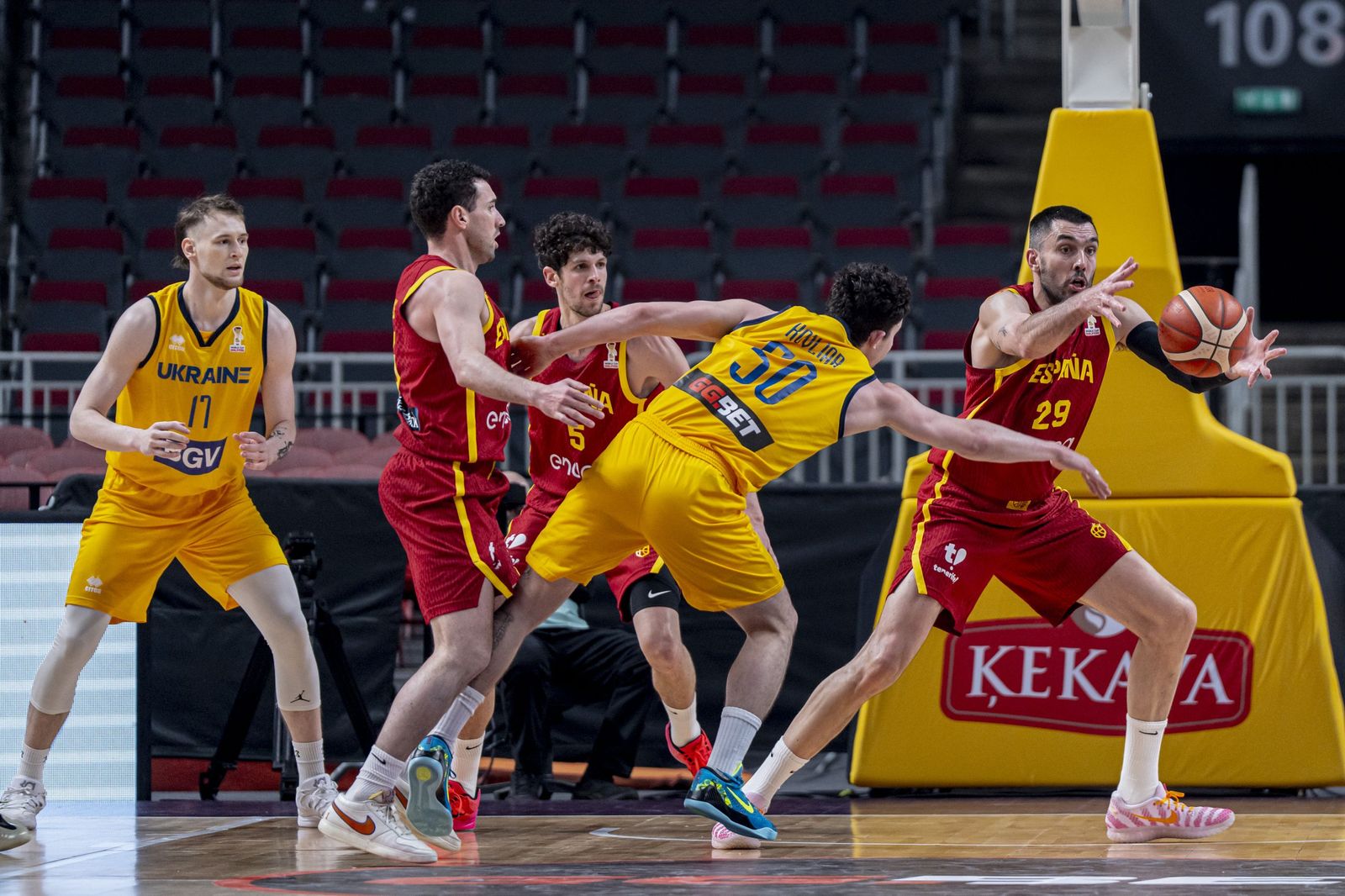 Las mejores fotos del Ucrania-España de baloncesto