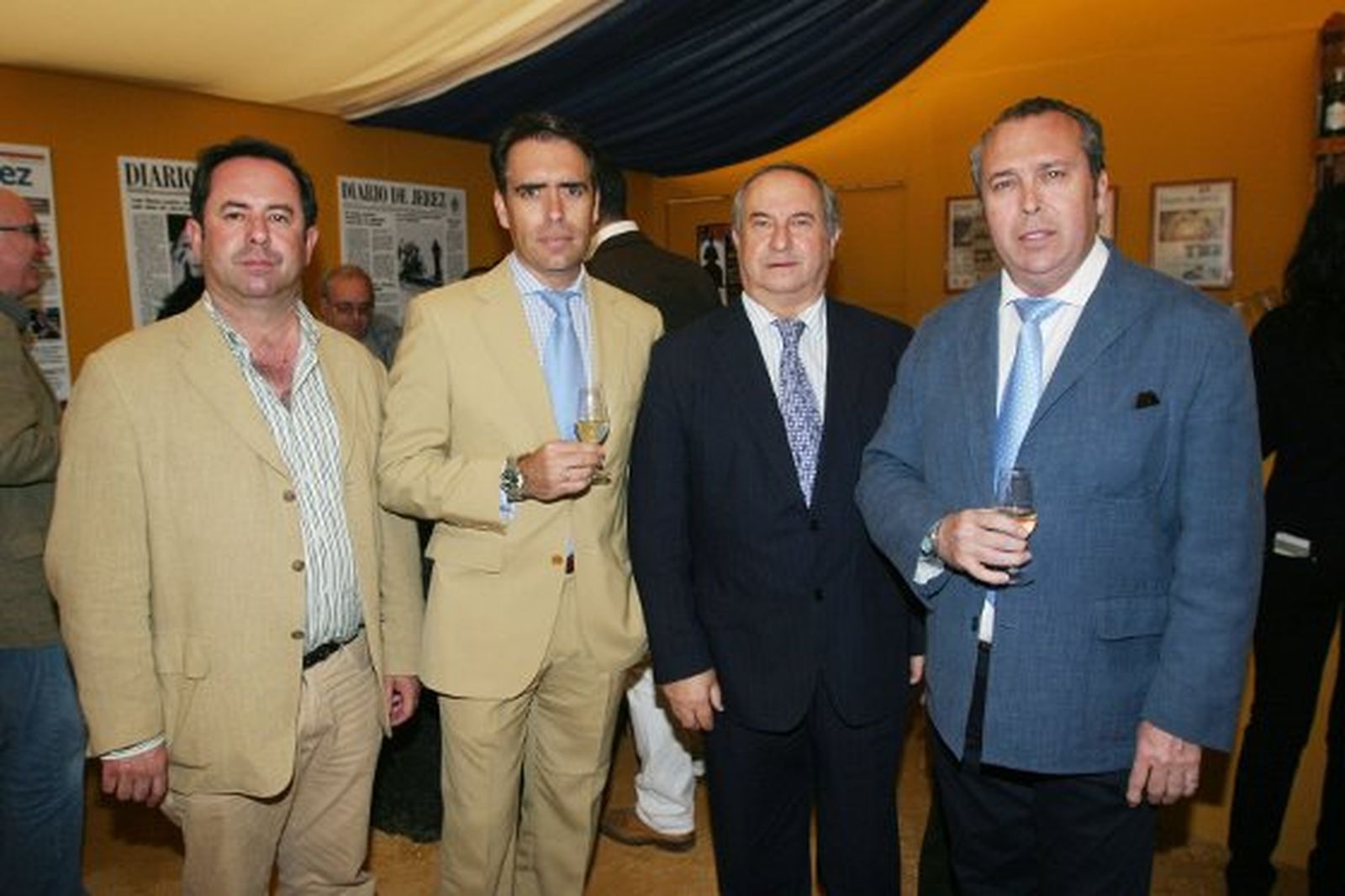 Manuel Gutiérrez, padre e hijo, de Muebles Briole, en la imagen junto a Benjamín Sánchez, director comercial de Diario de Jerez y Diario de Cádiz y Rafael Navas.

Foto: Vanesa Lobo