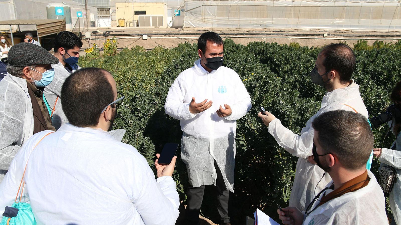 Ieltxu Gómez Iturrioz, director de la Estación, explica los pormenores de uno de los ensayos en las instalaciones.