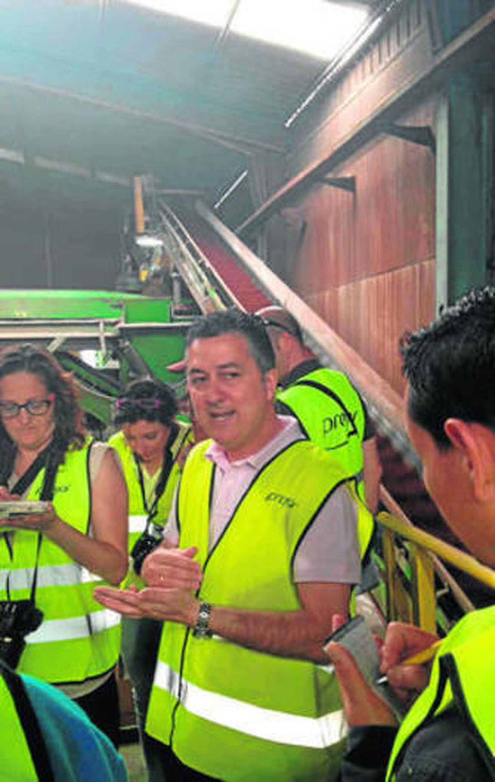 El director de la planta de Projar en Almería, Rafael Muñoz, con la prensa.