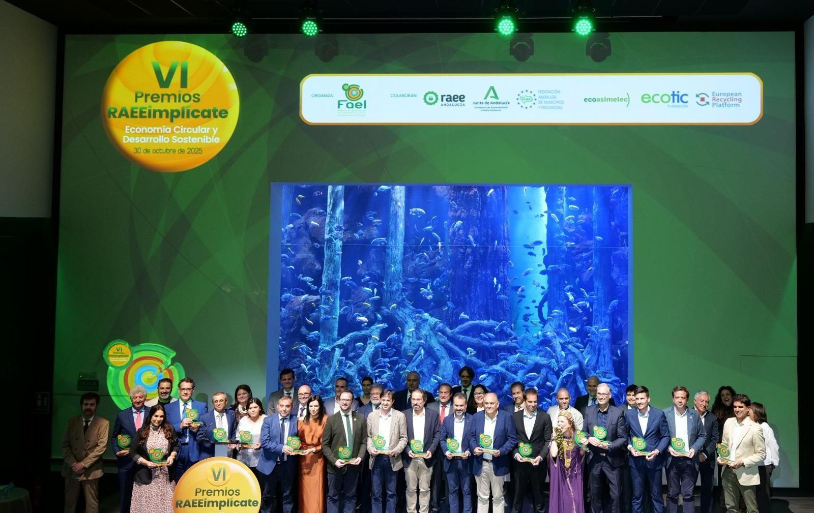 Foto de grupo de los VI Premios RAEE Implícate.