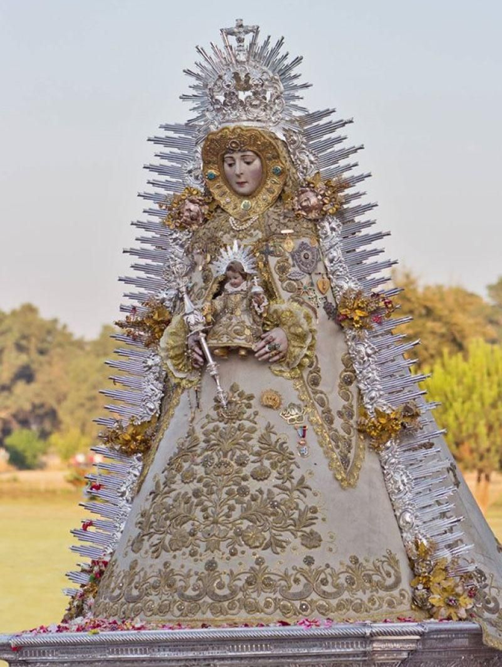 Traje de la coronación, también conocido como de Montpensier.