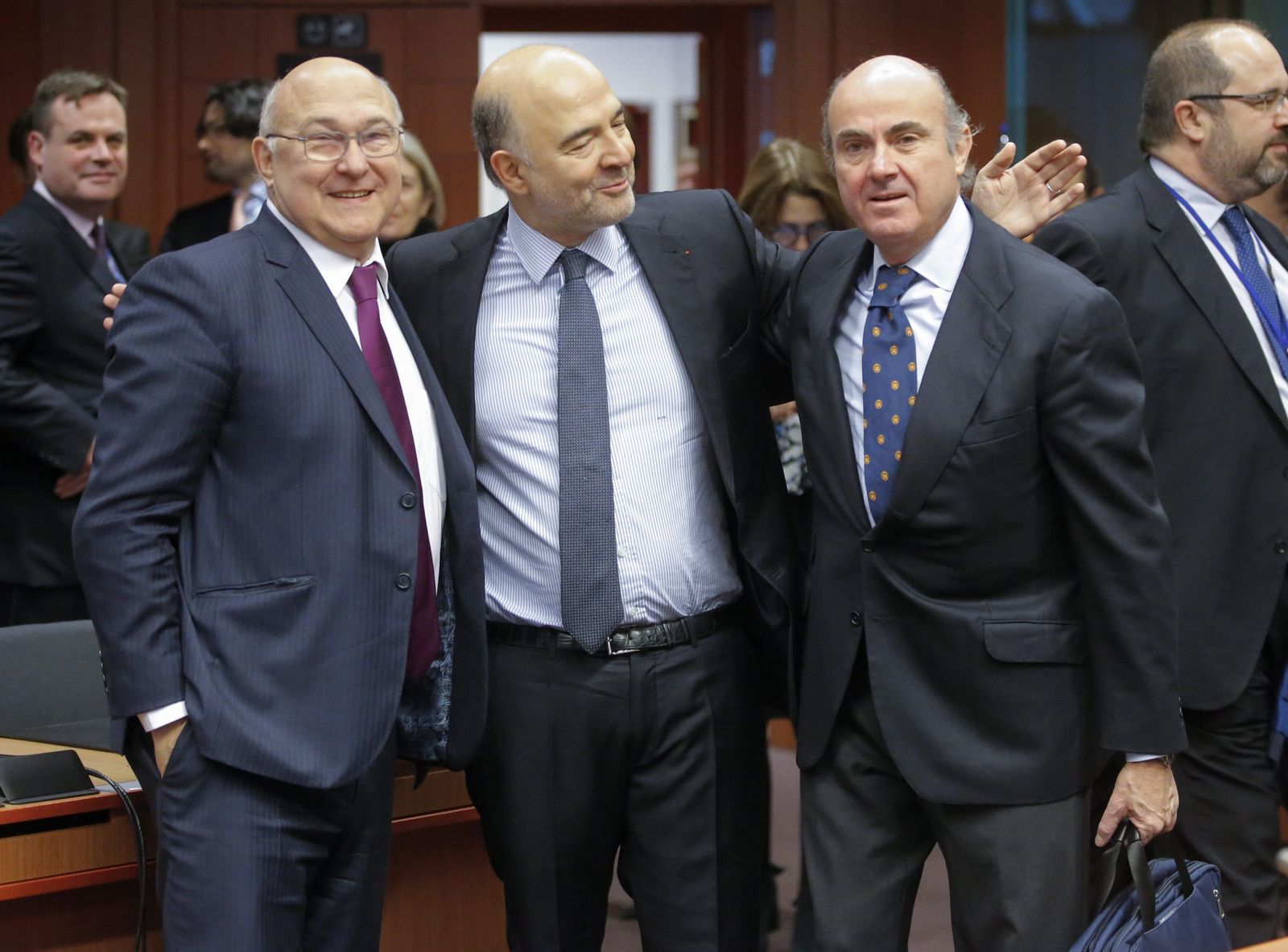 De Guindos con su homólogo francés, Michel Sapin, y el comisario de Asuntos Económicos, Piere Moscovici.